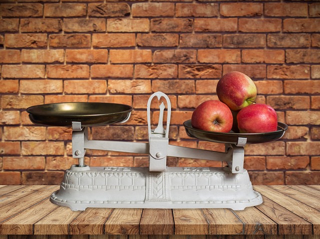 scale with apples